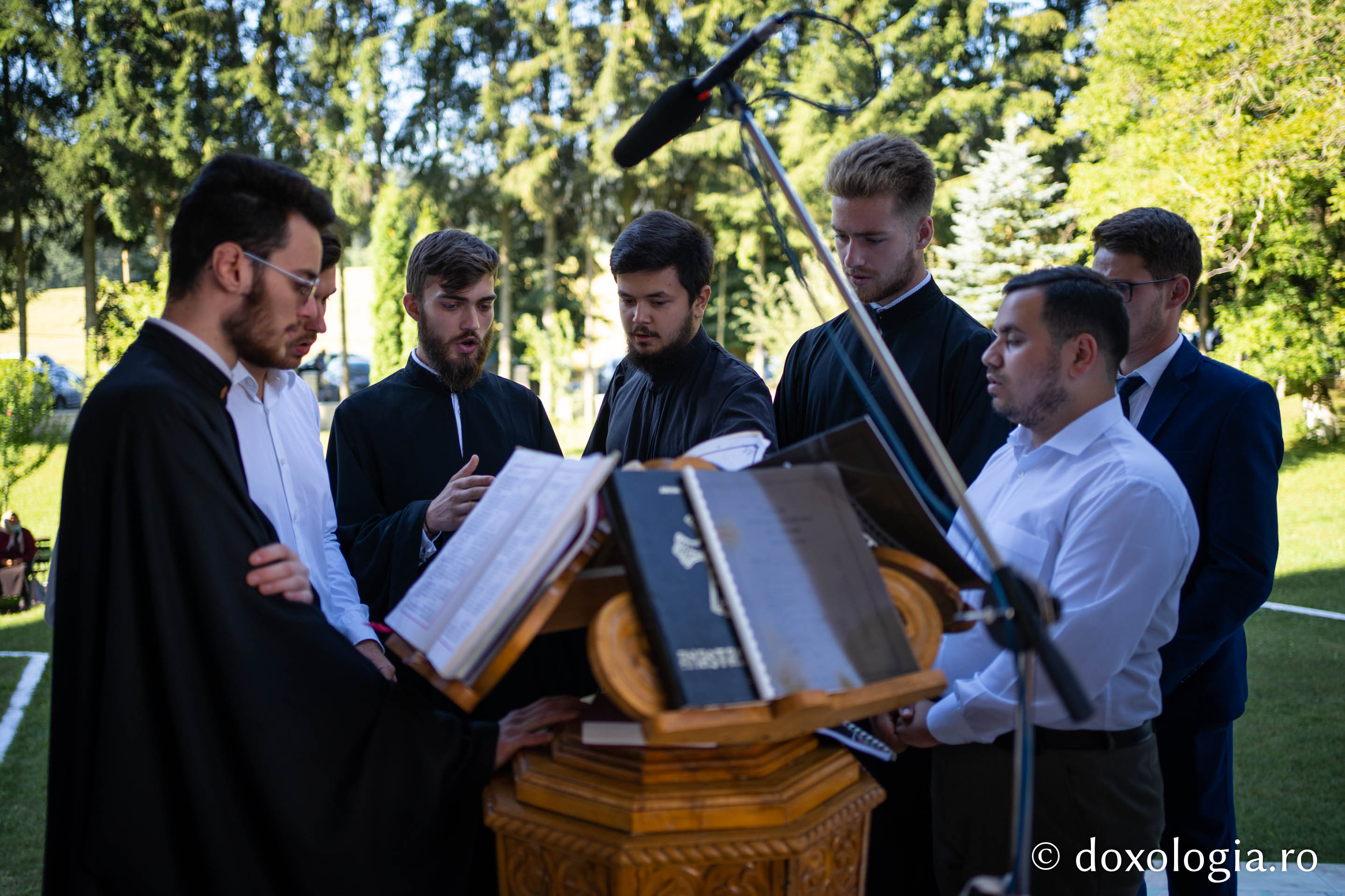 Seminarul de la Mănăstirea Neamț și-a cinstit ocrotitorul. PS Damaschin: „Dacă vrem o viață veșnică deplină, să trăim cinstiți și cuminți încă de aici, de pe pământ!”