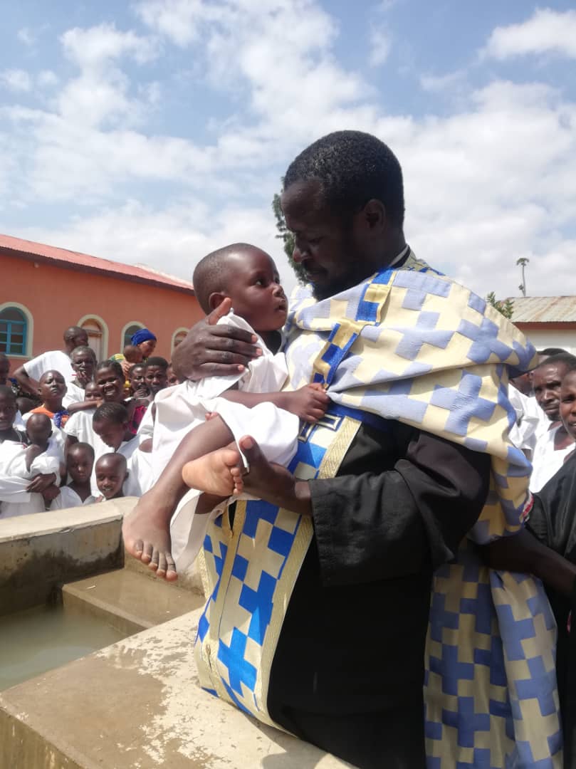 210 persoane au primit Taina Sfântului Botez în Tanzania