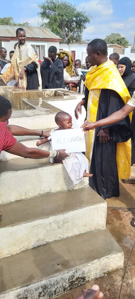 210 persoane au primit Taina Sfântului Botez în Tanzania