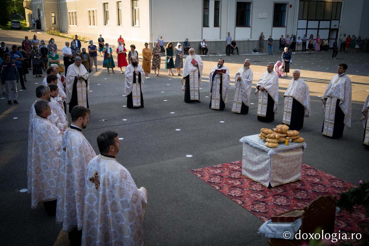 Seminarul de la Mănăstirea Neamț și-a cinstit ocrotitorul. PS Damaschin: „Dacă vrem o viață veșnică deplină, să trăim cinstiți și cuminți încă de aici, de pe pământ!”