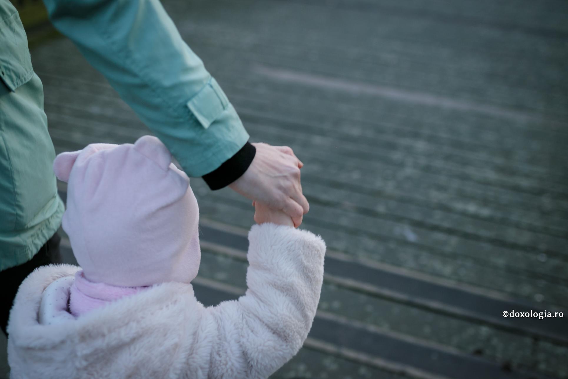 copil ținut de mână