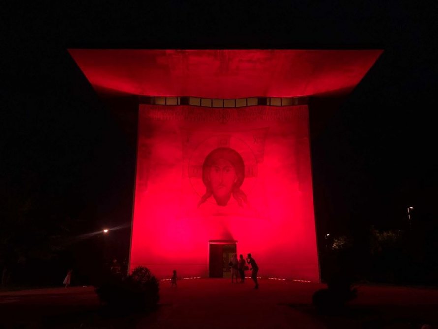 Clădirile iluminate în roșu, omagiu pentru Sfinții Martiri Brâncoveni