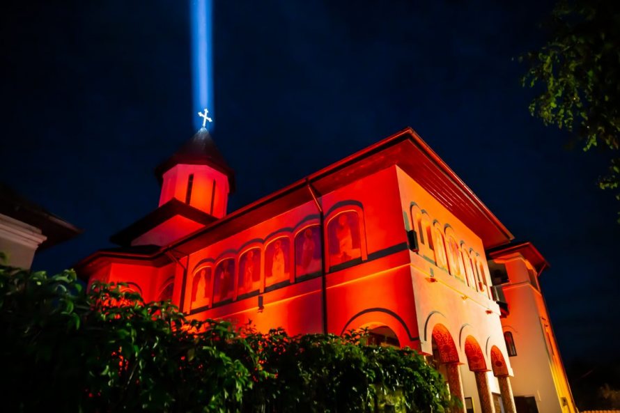 Clădirile iluminate în roșu, omagiu pentru Sfinții Martiri Brâncoveni