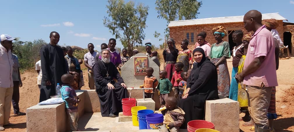 Bucurii pentru sătenii din Kinyamlewa: case noi, apă potabilă și-o biserică în apropiere