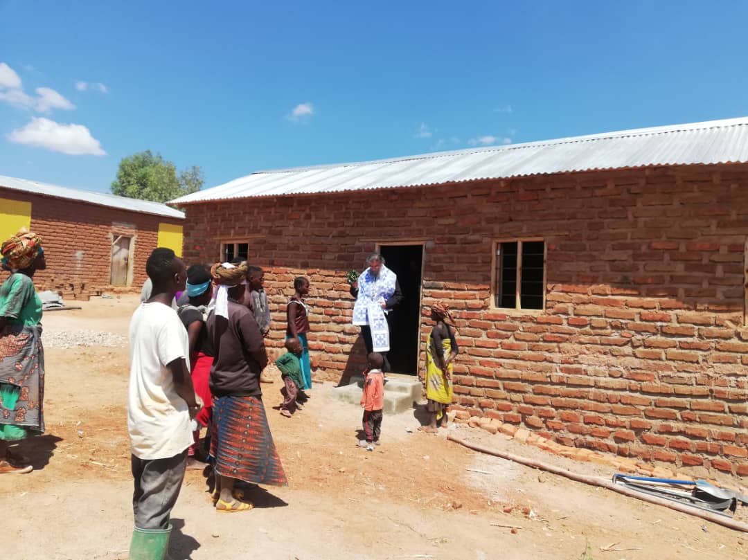 Bucurii pentru sătenii din Kinyamlewa: case noi, apă potabilă și-o biserică în apropiere