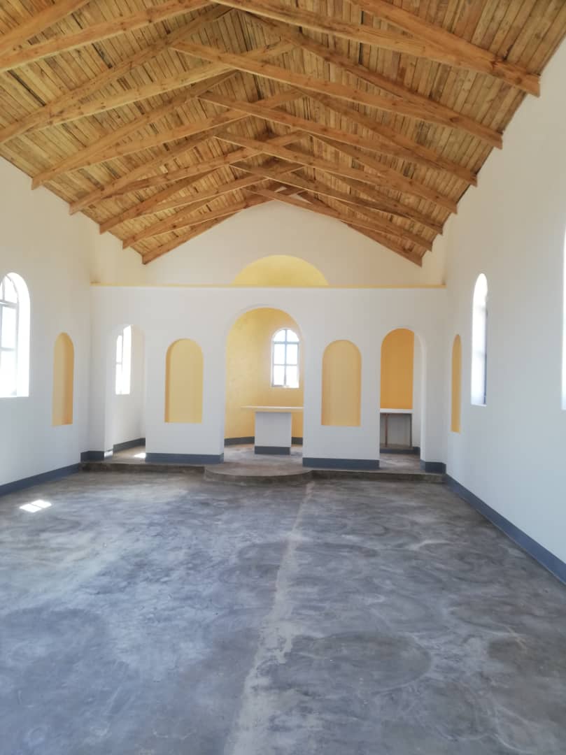 Bucurii pentru sătenii din Kinyamlewa: case noi, apă potabilă și-o biserică în apropiere