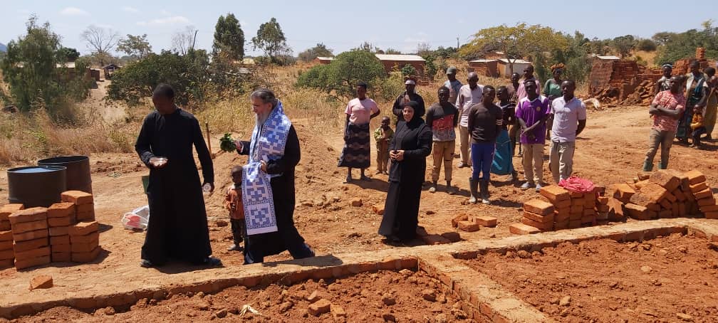 Bucurii pentru sătenii din Kinyamlewa: case noi, apă potabilă și-o biserică în apropiere