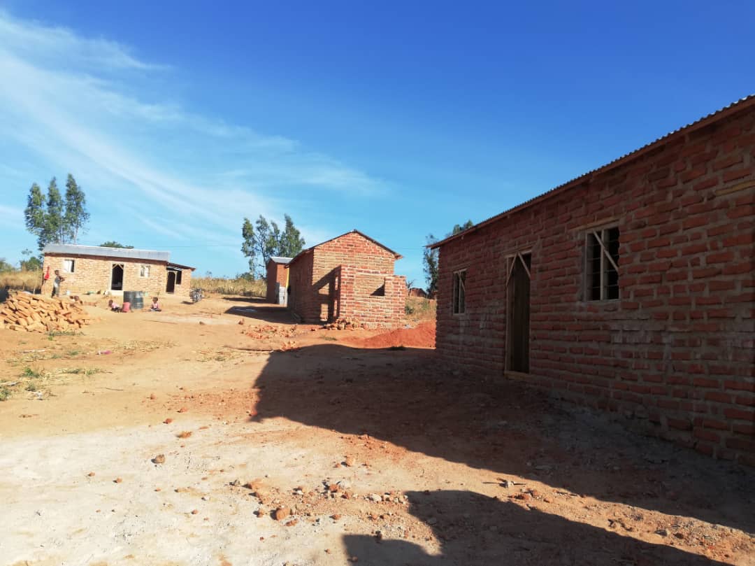 Bucurii pentru sătenii din Kinyamlewa: case noi, apă potabilă și-o biserică în apropiere