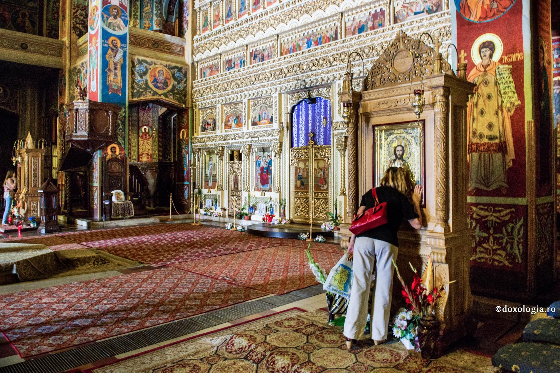 Nu pot ţine piept pornirilor mele şi nici vrăjmaşului. Tu, Doamne, ajută-mă!