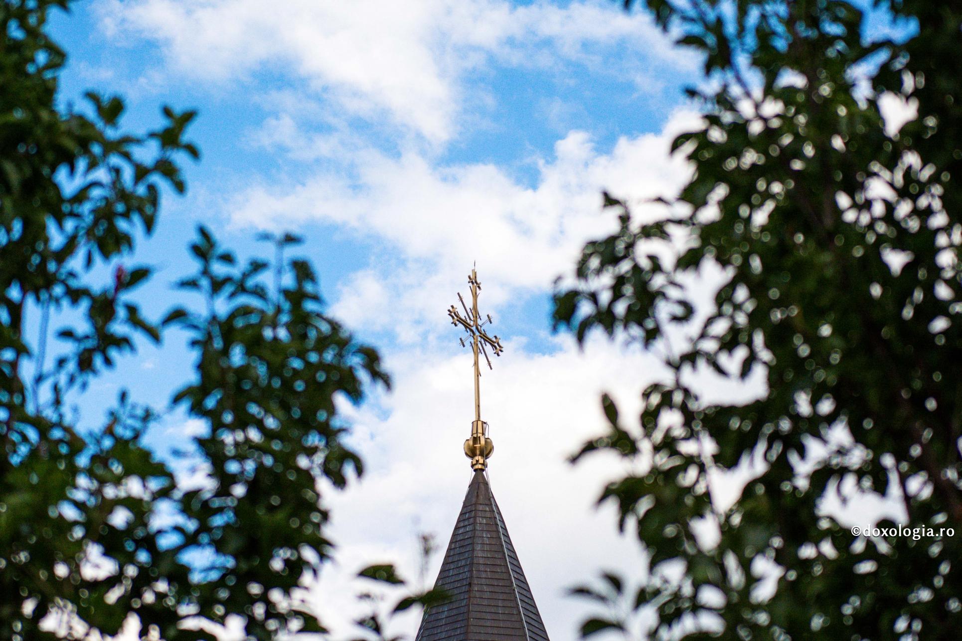 crucea din vârful bisericii