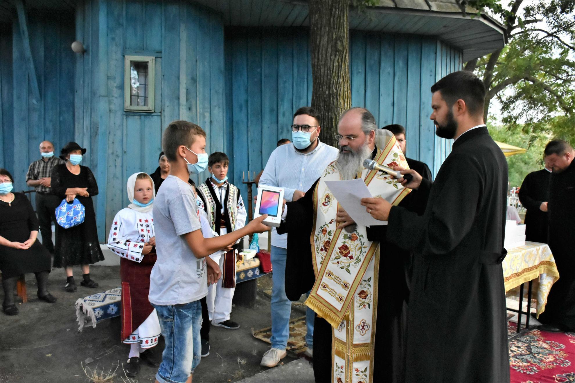 Tablete pentru elevii nevoiaşi din Episcopia Huşilor