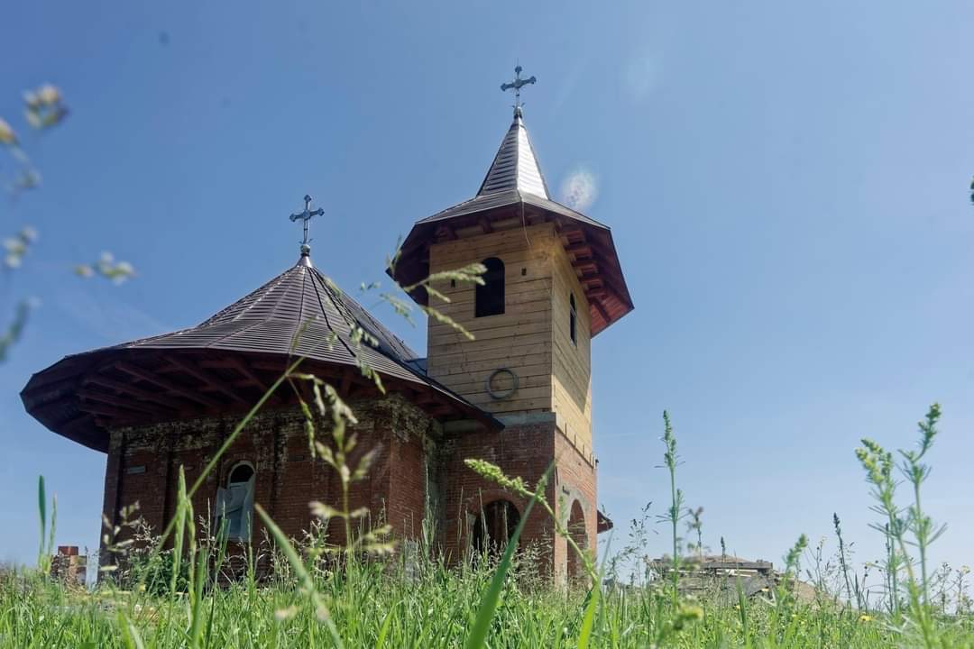 Comunitatea din satul Curagău are nevoie de ajutor pentru a continua lucrările de construcție a bisericii