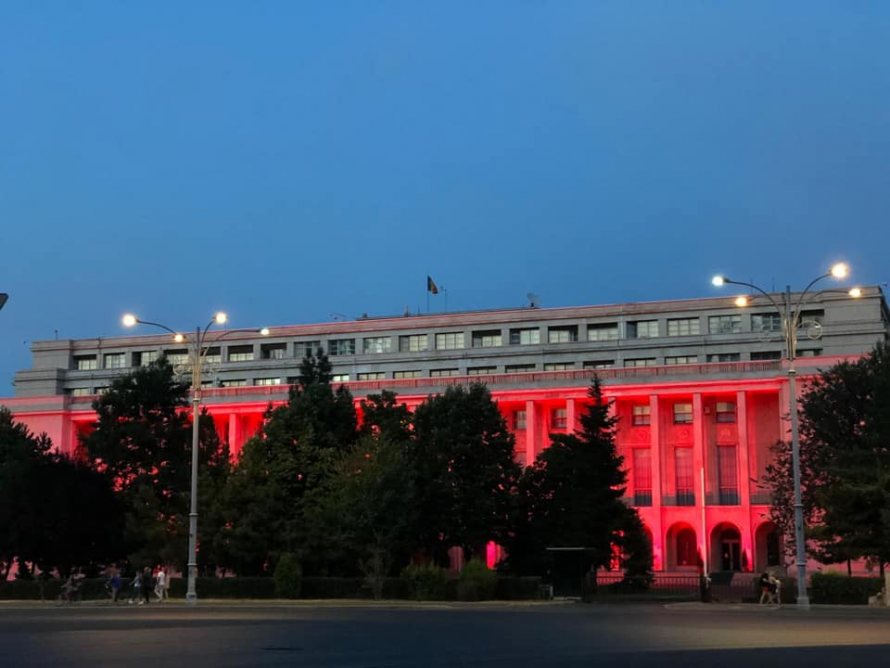 Clădirile iluminate în roșu, omagiu pentru Sfinții Martiri Brâncoveni
