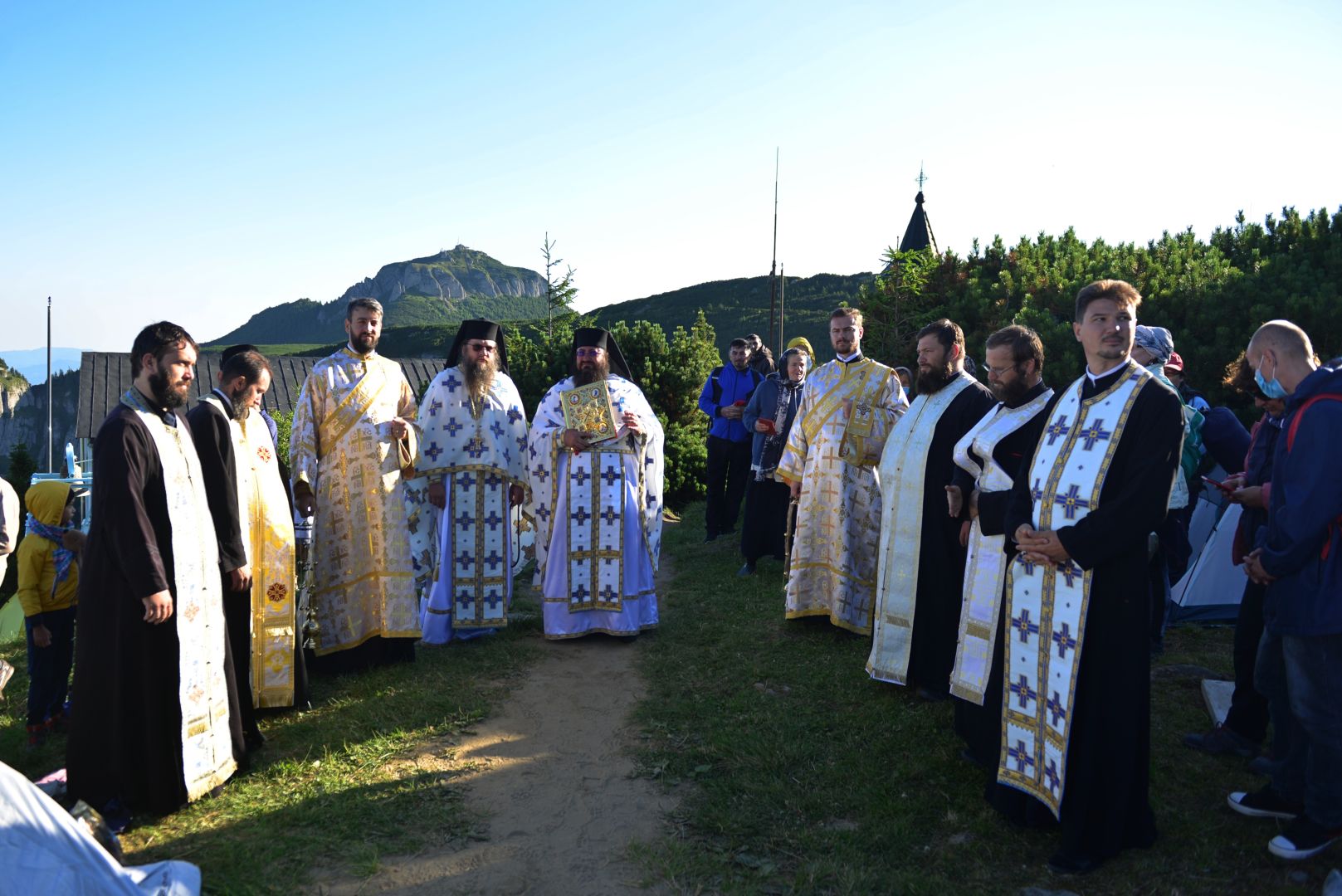 Muntele Ceahlău în zi de sărbătoare: Praznicul Schimbării la Față a Domnului Hristos la mănăstirea situată la cota 1800