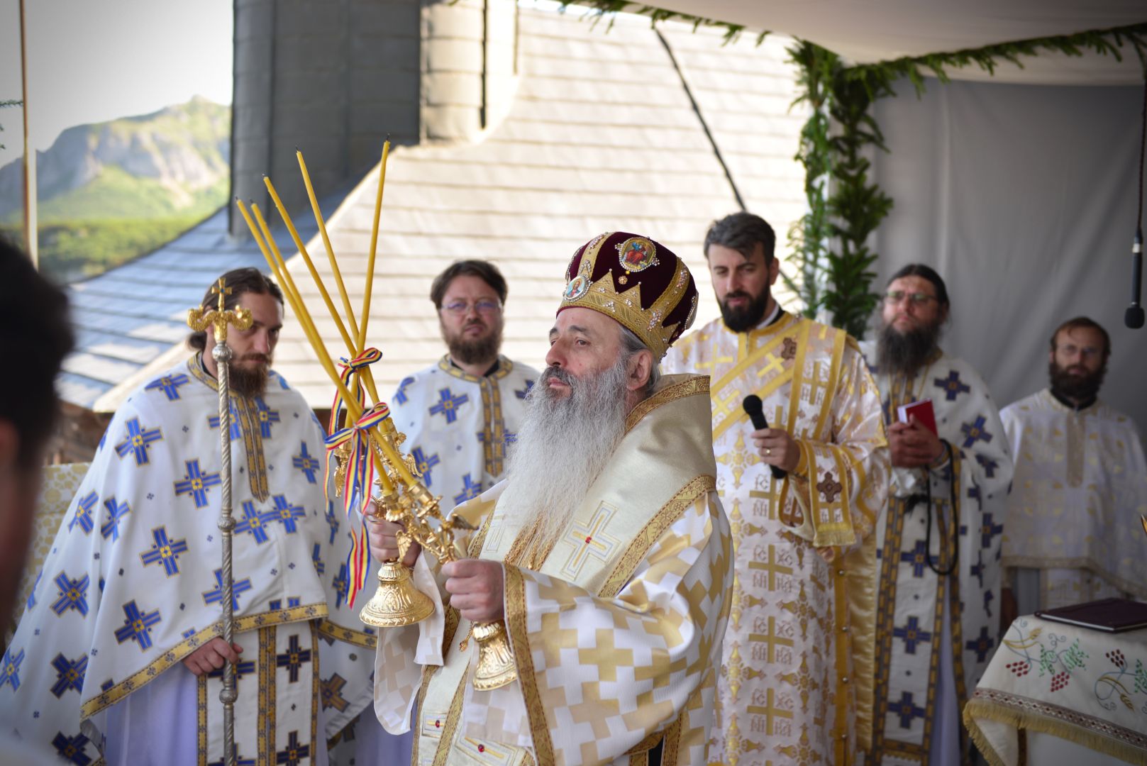 Muntele Ceahlău în zi de sărbătoare: Praznicul Schimbării la Față a Domnului Hristos la mănăstirea situată la cota 1800