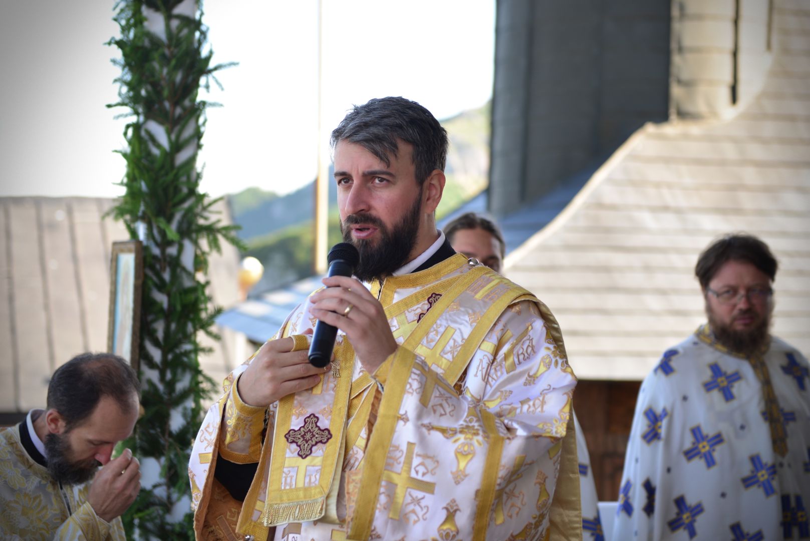 Muntele Ceahlău în zi de sărbătoare: Praznicul Schimbării la Față a Domnului Hristos la mănăstirea situată la cota 1800