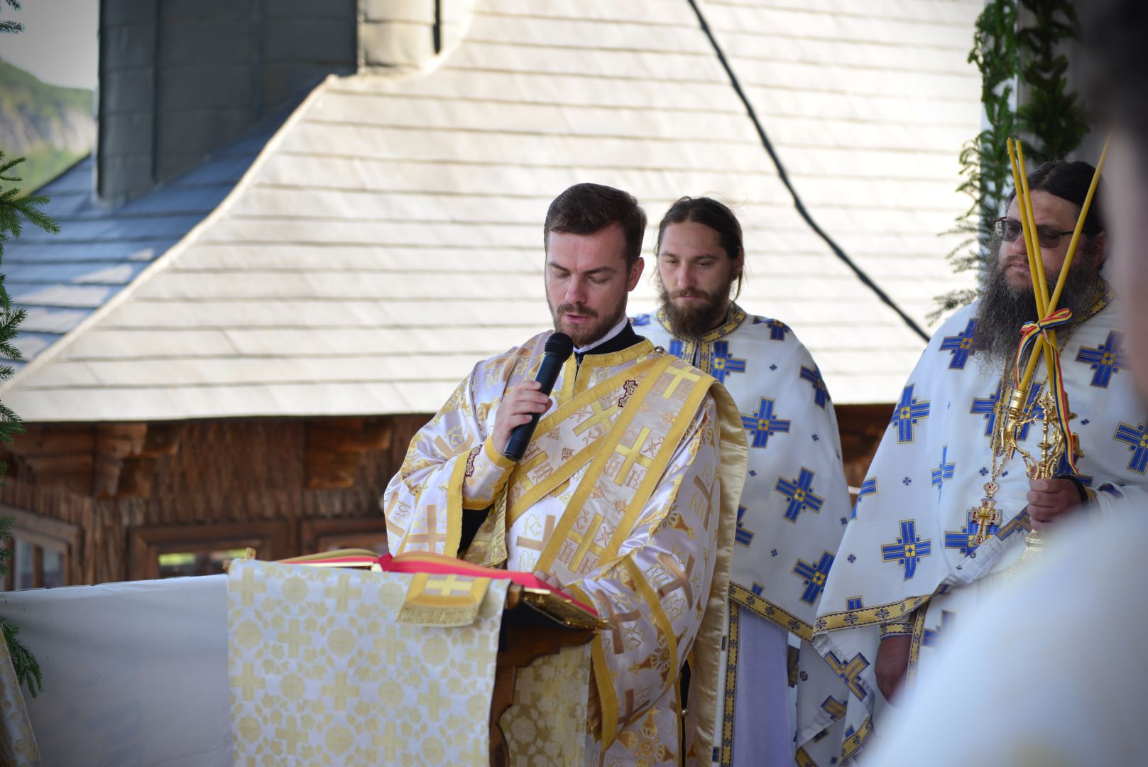 Muntele Ceahlău în zi de sărbătoare: Praznicul Schimbării la Față a Domnului Hristos la mănăstirea situată la cota 1800