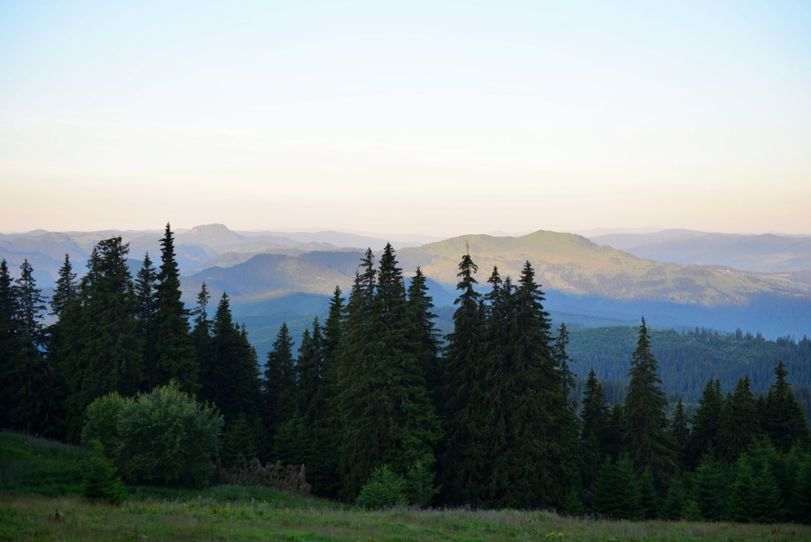 Muntele Ceahlău în zi de sărbătoare: Praznicul Schimbării la Față a Domnului Hristos la mănăstirea situată la cota 1800