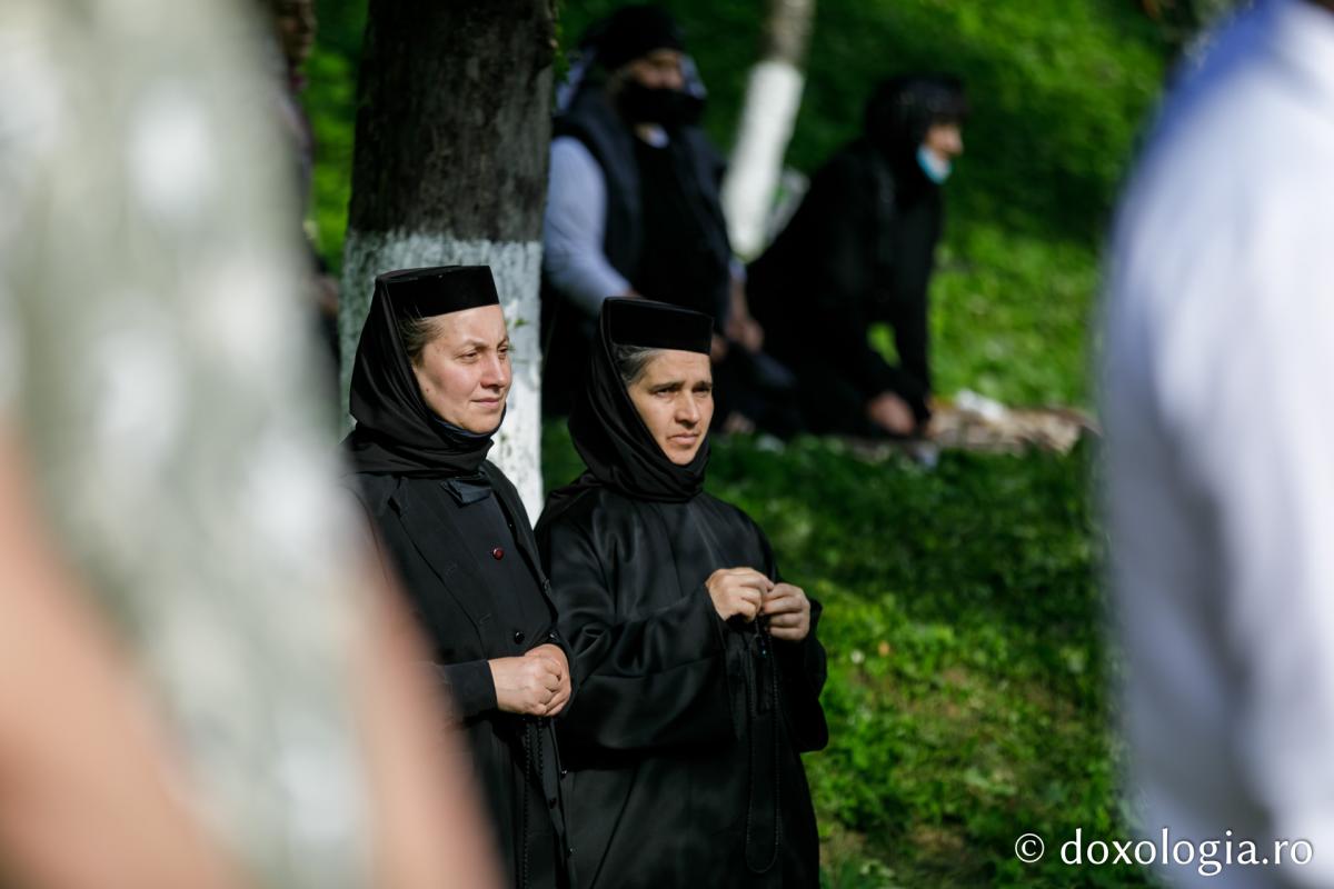 Sute de pelerini s-au rugat la Mănăstirea Sihla, sub ocrotirea Sfintei Cuvioase Teodora. PS Damaschin: „Mare binecuvântare este să-ți știi și să-ți onorezi chemarea!”