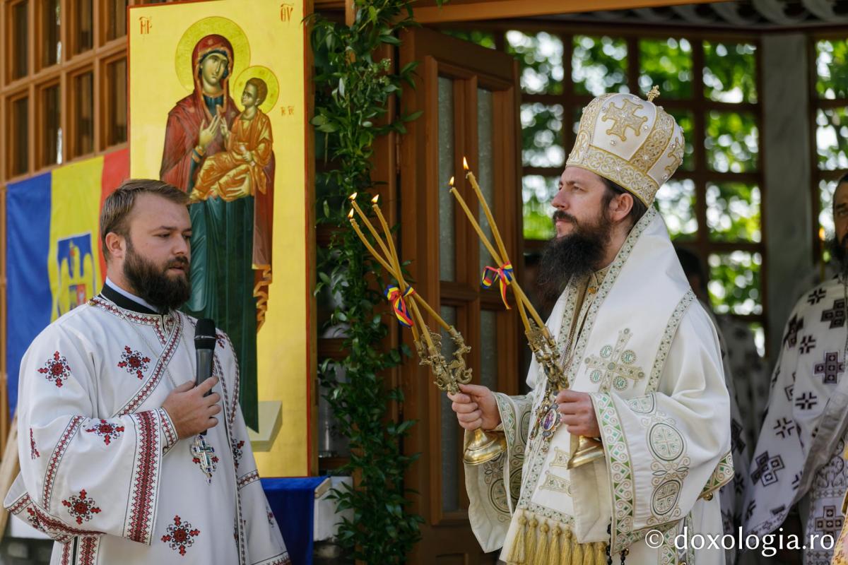 Sute de pelerini s-au rugat la Mănăstirea Sihla, sub ocrotirea Sfintei Cuvioase Teodora. PS Damaschin: „Mare binecuvântare este să-ți știi și să-ți onorezi chemarea!”