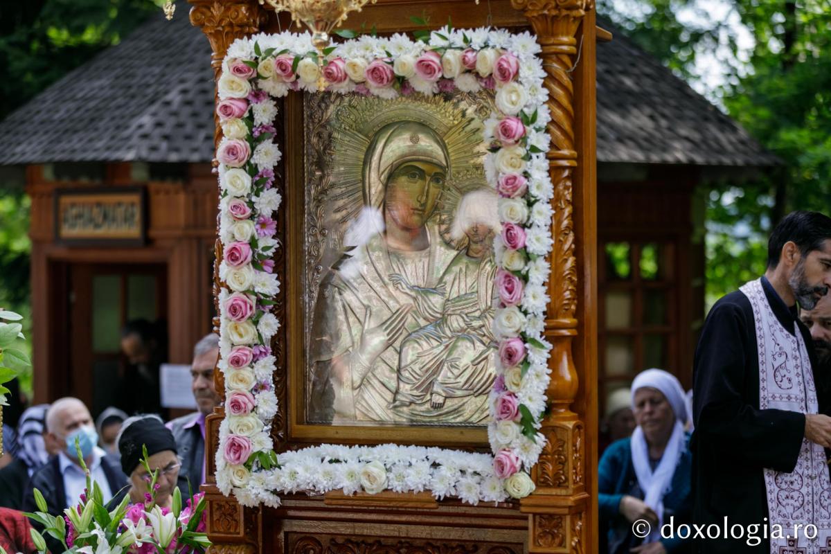 Sute de pelerini s-au rugat la Mănăstirea Sihla, sub ocrotirea Sfintei Cuvioase Teodora. PS Damaschin: „Mare binecuvântare este să-ți știi și să-ți onorezi chemarea!”