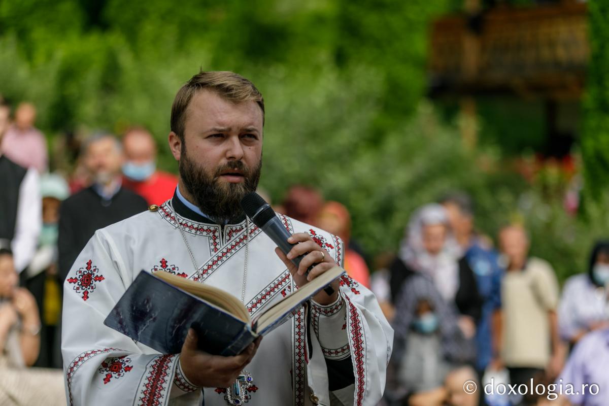 Sute de pelerini s-au rugat la Mănăstirea Sihla, sub ocrotirea Sfintei Cuvioase Teodora. PS Damaschin: „Mare binecuvântare este să-ți știi și să-ți onorezi chemarea!”