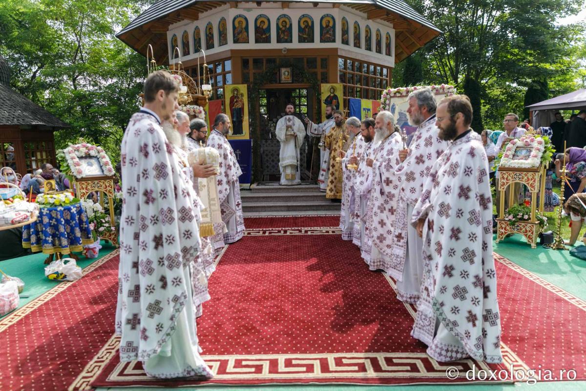 Sute de pelerini s-au rugat la Mănăstirea Sihla, sub ocrotirea Sfintei Cuvioase Teodora. PS Damaschin: „Mare binecuvântare este să-ți știi și să-ți onorezi chemarea!”