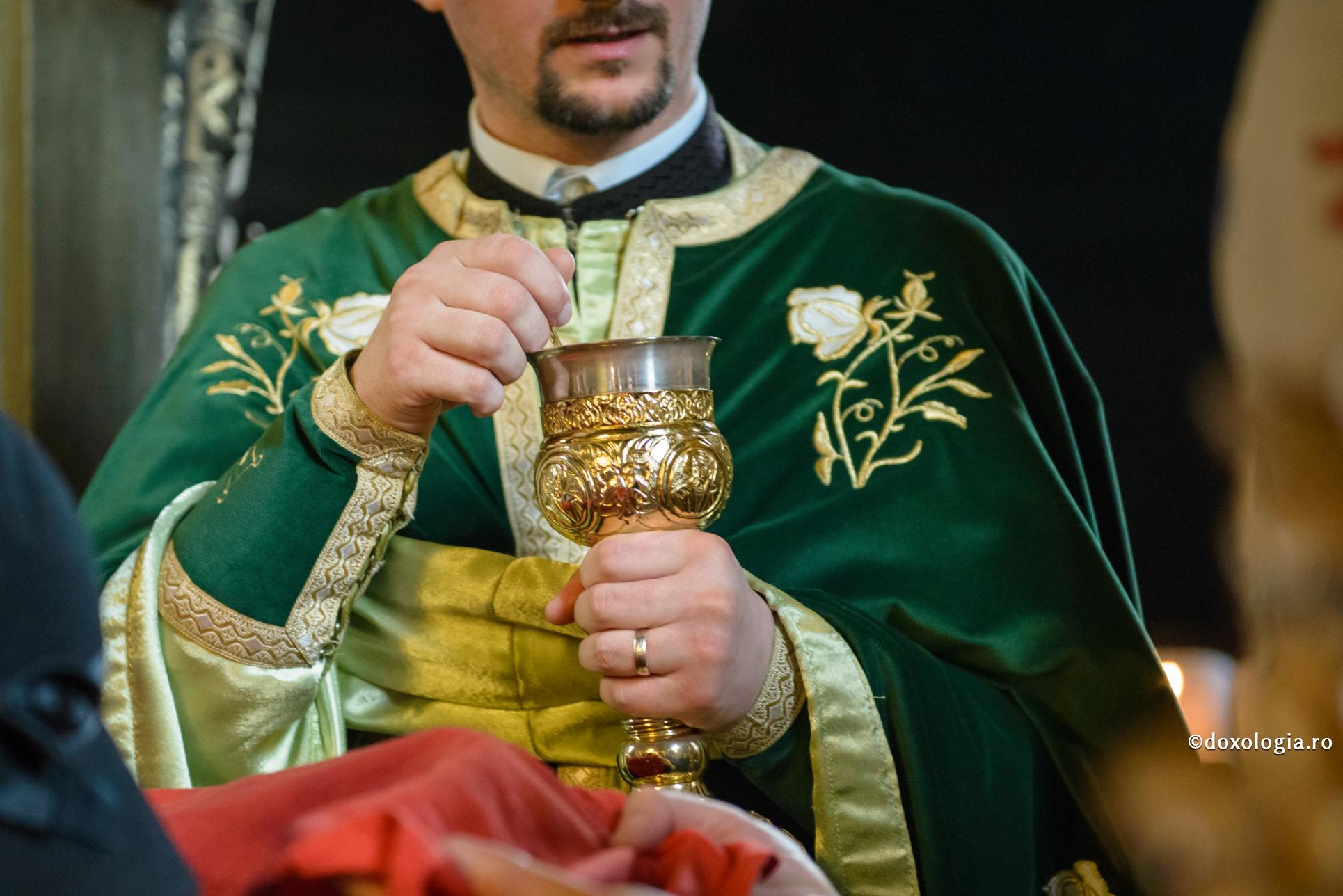 Foto: Oana Nechifor Rolul Sfintei împărtăşanii în viaţa duhovnicească