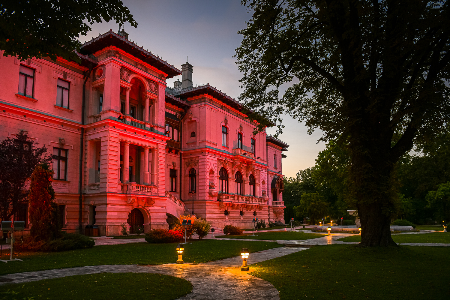 Clădirile iluminate în roșu, omagiu pentru Sfinții Martiri Brâncoveni