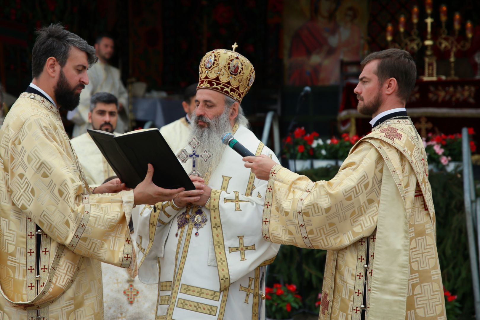 Biserica Parohiei Pocreaca, veche de peste 160 de ani, a fost resfințită