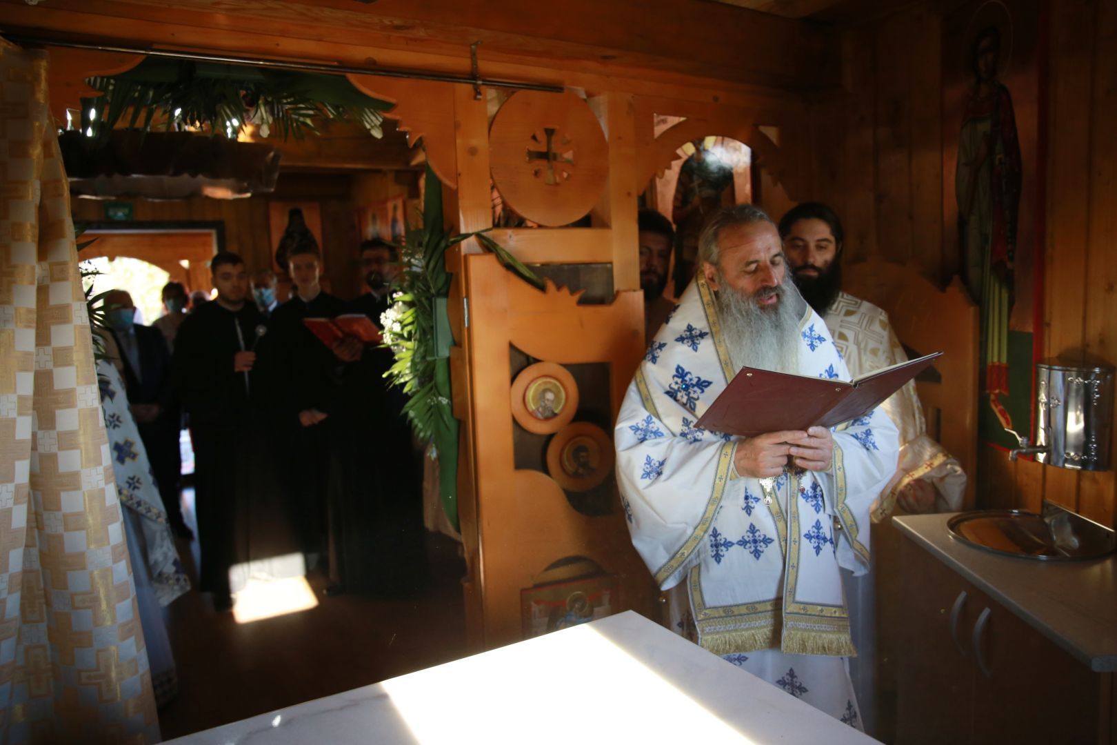 Părintele Mitropolit Teofan a sfințit biserica cimitirului din localitatea Valea Adâncă