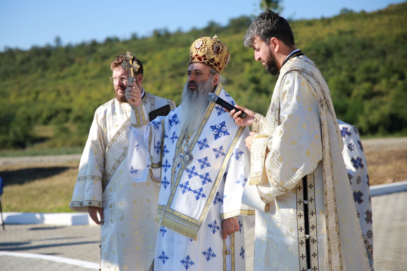 Părintele Mitropolit Teofan a sfințit biserica cimitirului din localitatea Valea Adâncă