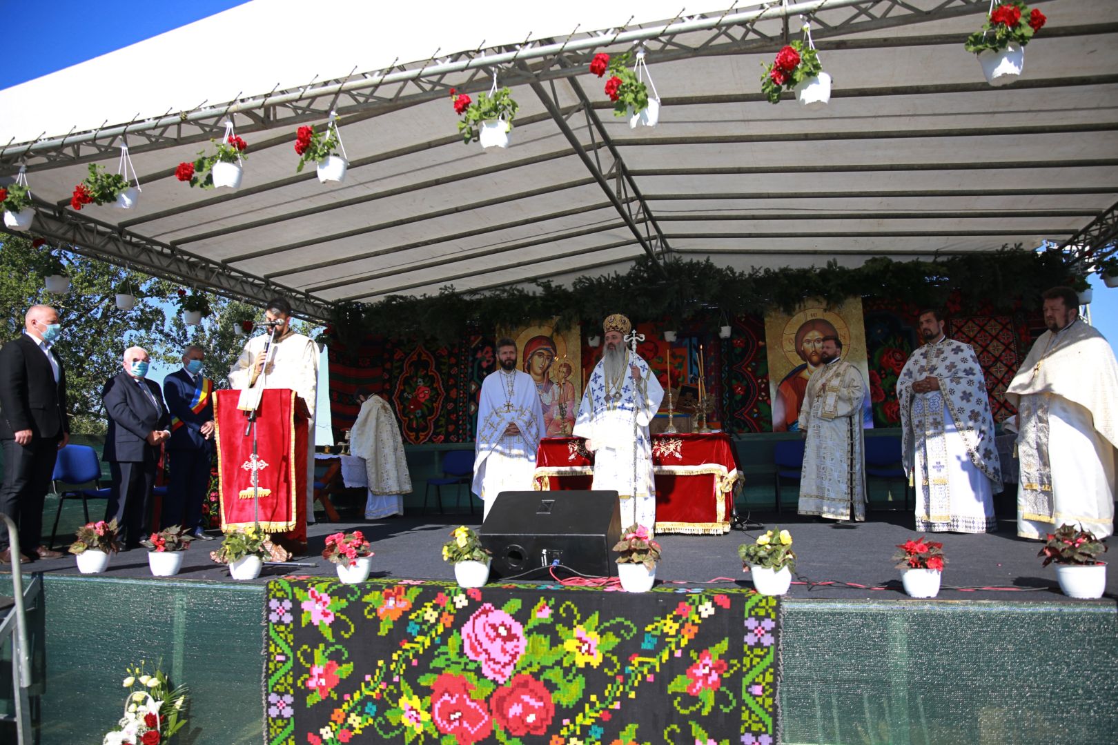 Părintele Mitropolit Teofan a sfințit biserica cimitirului din localitatea Valea Adâncă