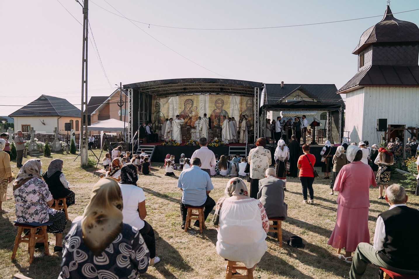 foto: Adrian Sârbu Un nou centru parohial la Rădeni-Neamț: „Dumnezeu nu îl lasă pe omul care se afundă în întunericul vieții”