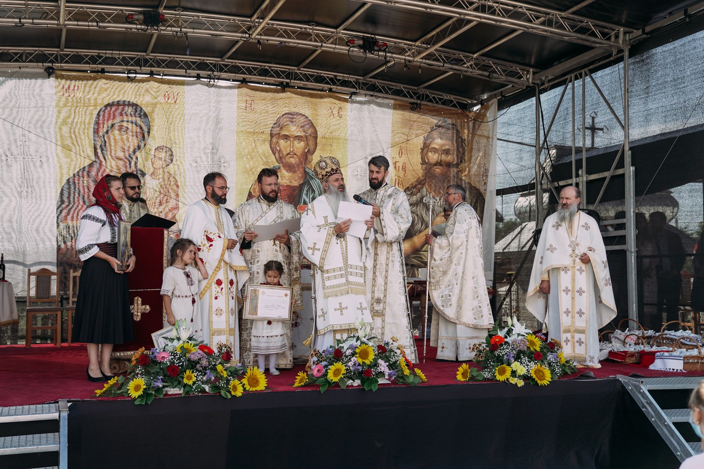 foto: Adrian Sârbu Un nou centru parohial la Rădeni-Neamț: „Dumnezeu nu îl lasă pe omul care se afundă în întunericul vieții”
