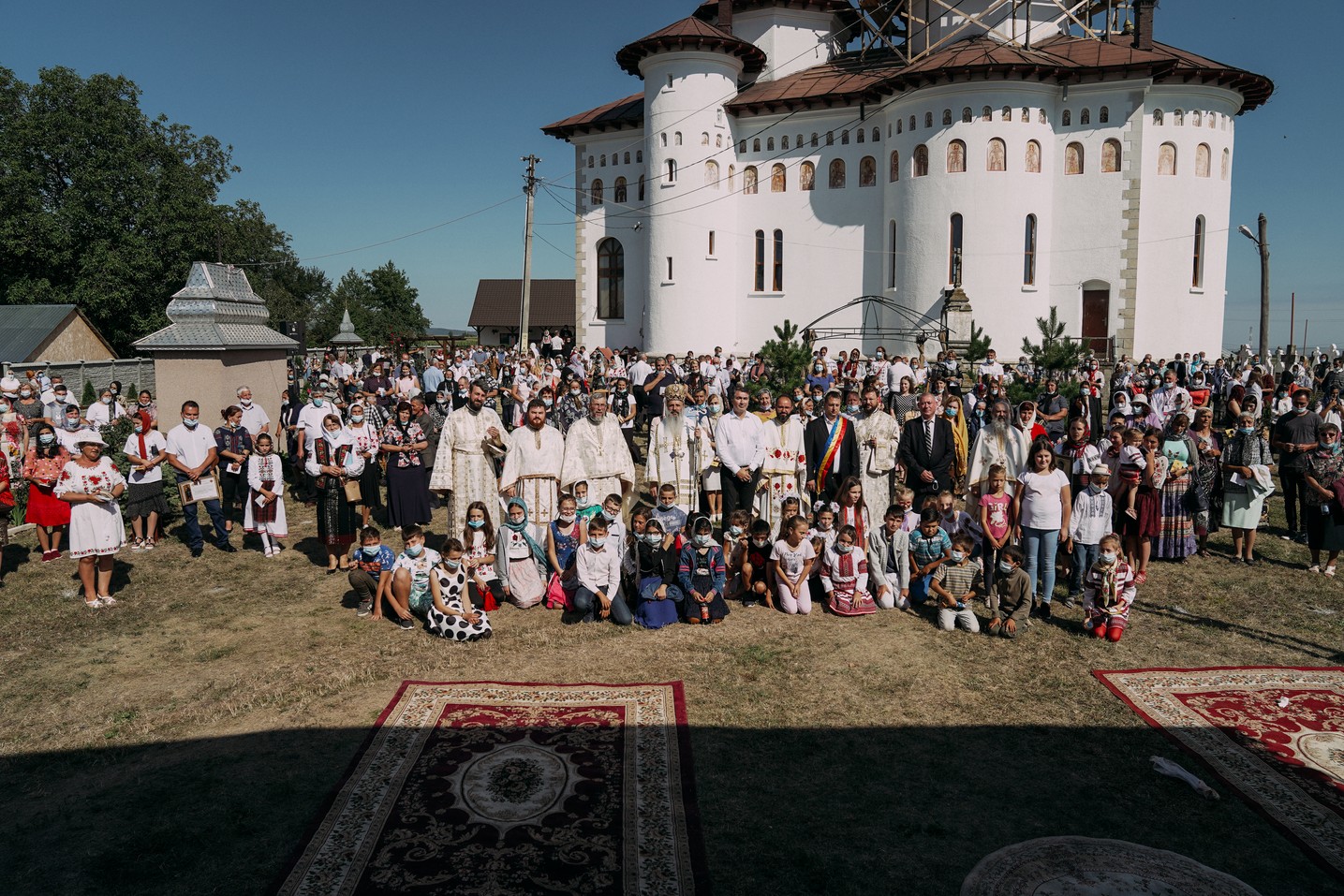foto: Adrian Sârbu Un nou centru parohial la Rădeni-Neamț: „Dumnezeu nu îl lasă pe omul care se afundă în întunericul vieții”