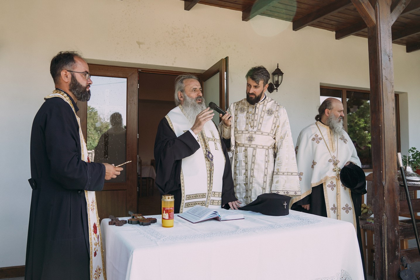 foto: Adrian Sârbu Un nou centru parohial la Rădeni-Neamț: „Dumnezeu nu îl lasă pe omul care se afundă în întunericul vieții”