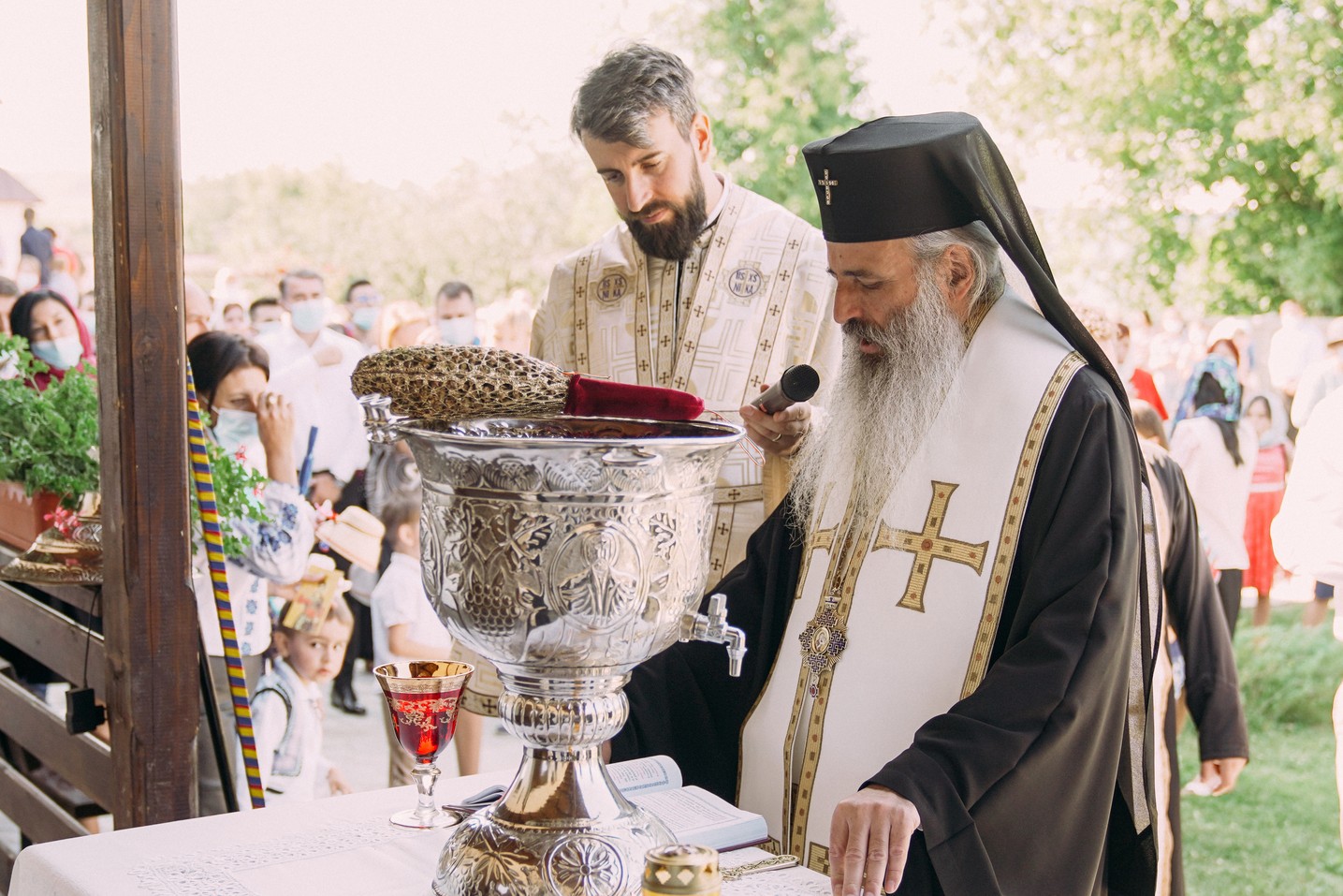 foto: Adrian Sârbu Un nou centru parohial la Rădeni-Neamț: „Dumnezeu nu îl lasă pe omul care se afundă în întunericul vieții”
