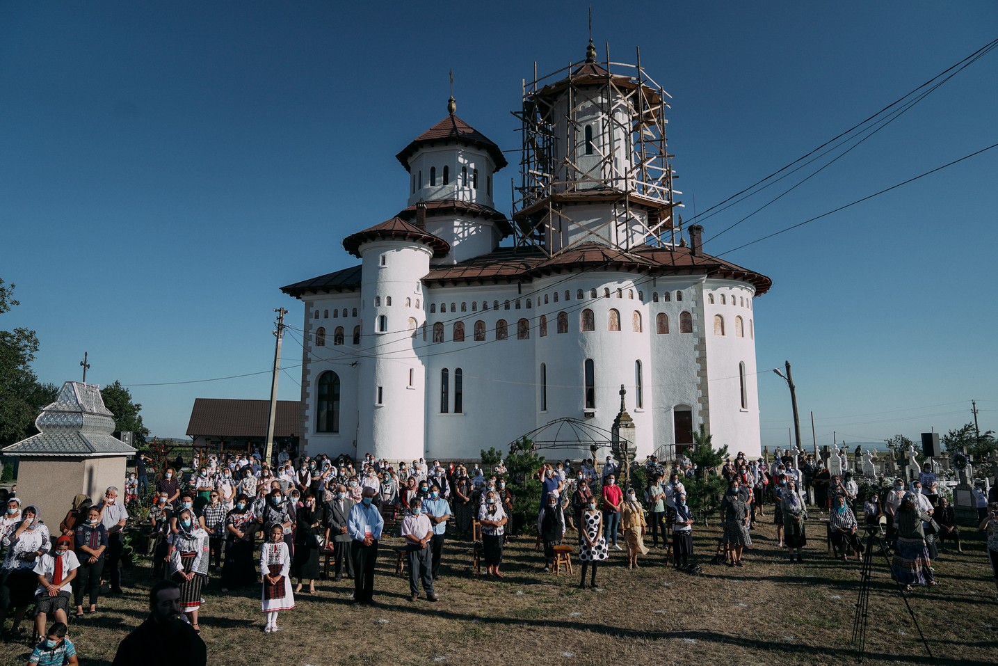 foto: Adrian Sârbu Un nou centru parohial la Rădeni-Neamț: „Dumnezeu nu îl lasă pe omul care se afundă în întunericul vieții”