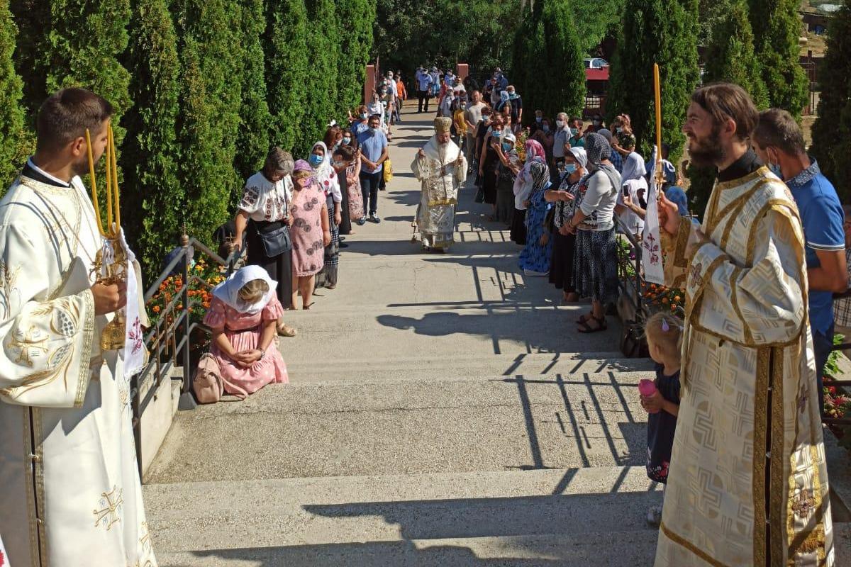 Liturghie arhierească la Mănăstirea „Schimbarea la Faţă” din Huşi