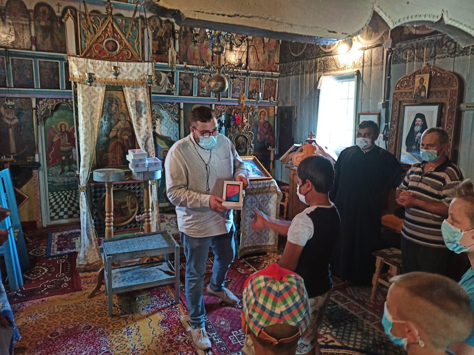 Tablete pentru elevii nevoiaşi din Episcopia Huşilor