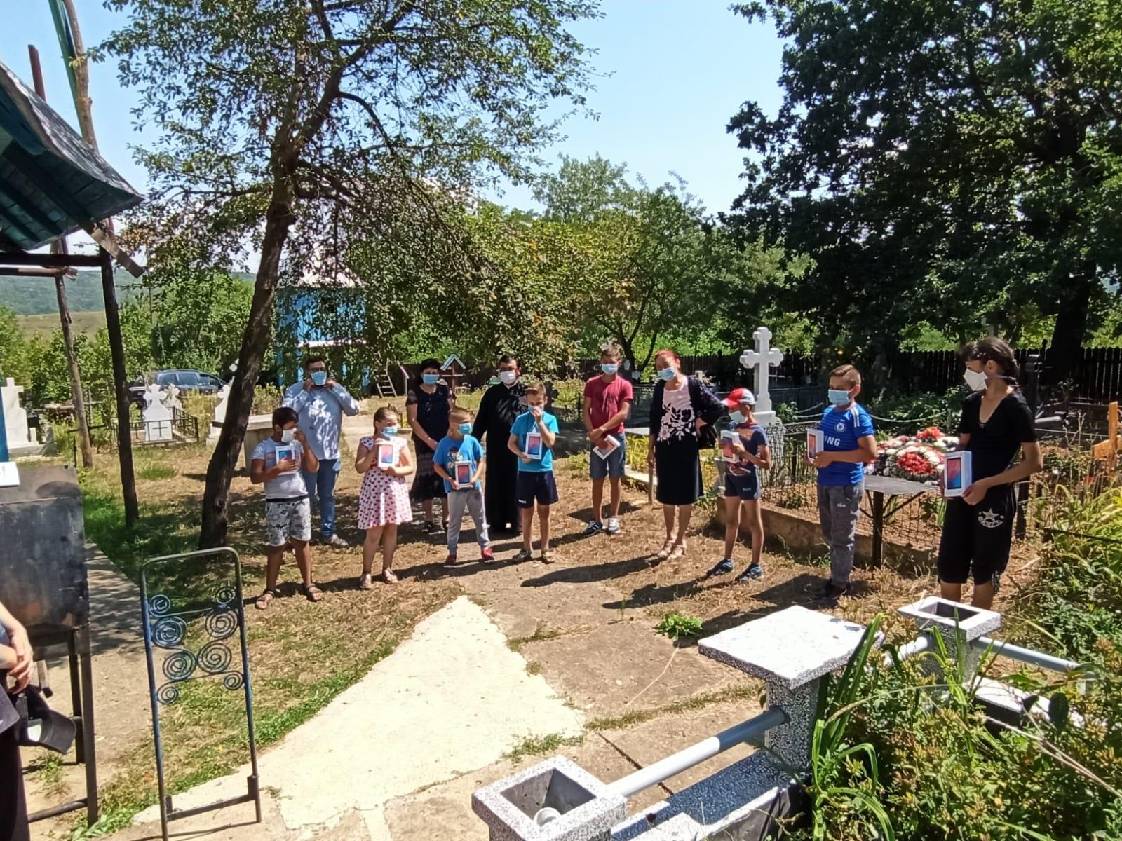 Tablete pentru elevii nevoiaşi din Episcopia Huşilor