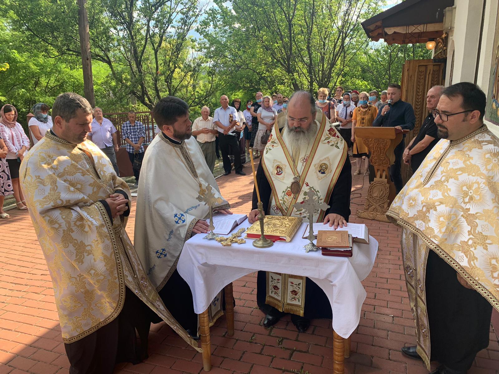Slujbe arhiereşti în Eparhia Huşilor