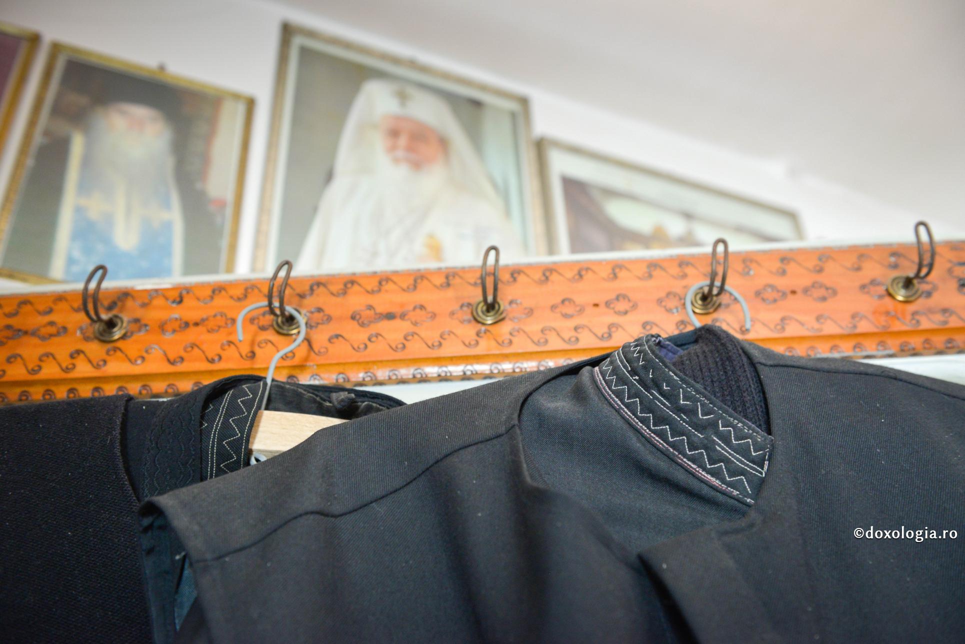 Nimănui nu i-a păsat cine ești, până când nu ai pus haina cea neagră pe tine