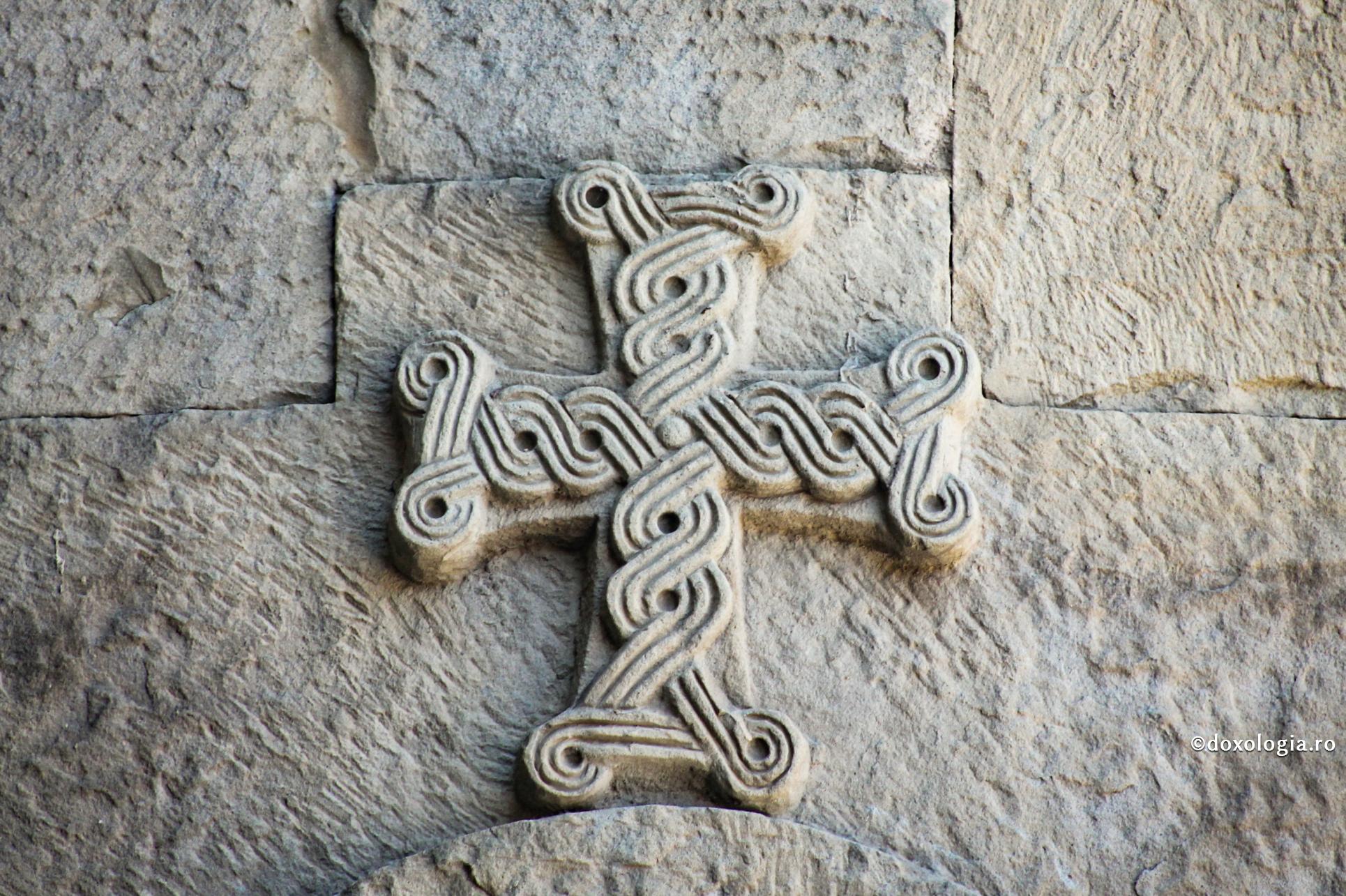 Minunile Sfântului Nou Mucenic Ignatie / Foto: Gabriela Pipirig cruce sculptată din piatră