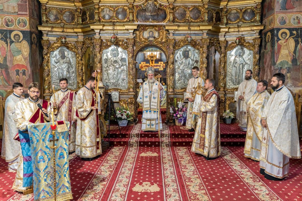 Liturghie arhierească la Catedrala Arhiepiscopală din Roman Liturghie arhierească la Catedrala Arhiepiscopală din Roman