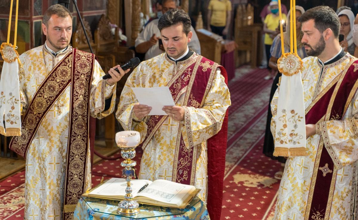 Liturghie arhierească la Catedrala Arhiepiscopală din Roman