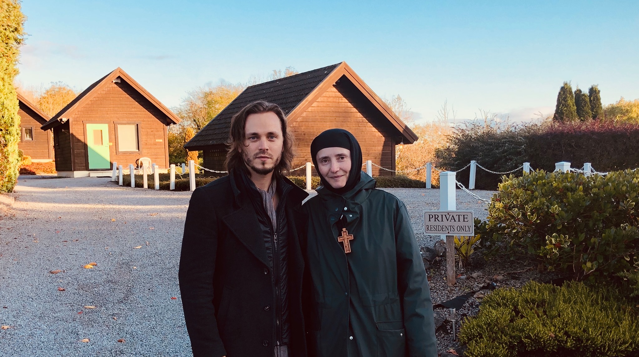 Actorul Jonathan Jackson sprijină strângerea de fonduri pentru singura mănăstire românească din Irlanda