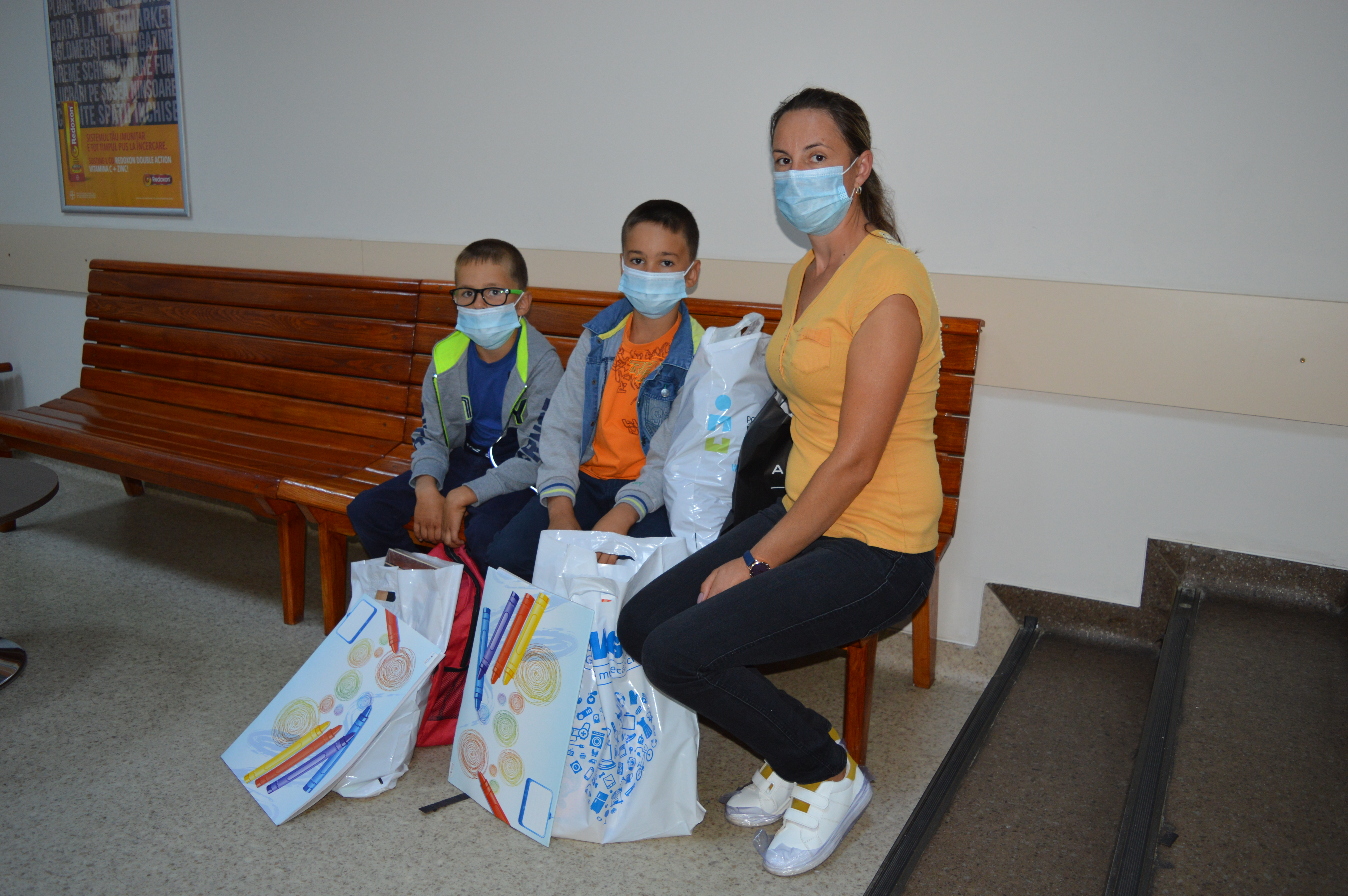 ,,Început de an şcolar cu hăinuțe și ghiozdan!” – Campanie umanitară desfășurată în Arhiepiscopia Iașilor