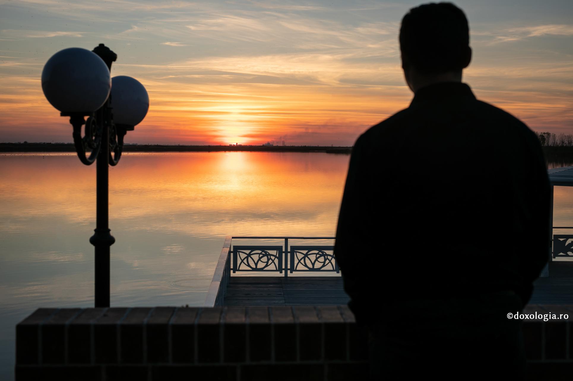 Cum să devină omul locul odihnei lui Dumnezeu? / Foto: Oana Nechifor bărbat privind apusul